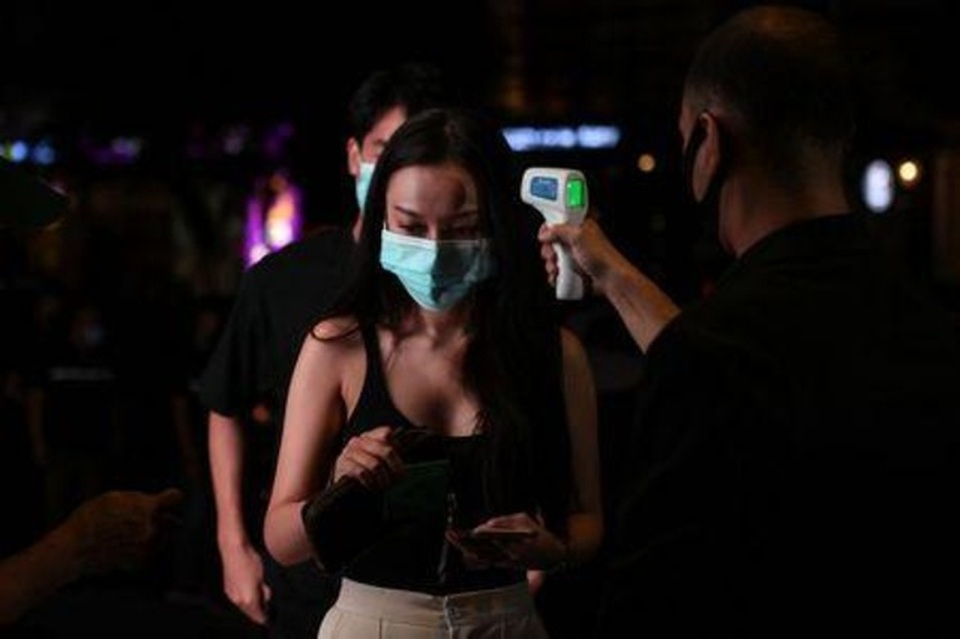 Vũ công thoát y đeo khẩu trang đứng múa cột ở phố đèn đỏ - 3 Vũ công thoát y đeo khẩu trang đứng múa cột ở phố đèn đỏ - 3