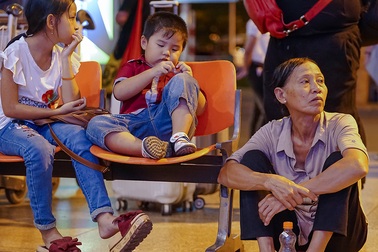 Sân bay Tân Sơn Nhất chật cứng người đón Việt kiều về quê ăn Tết