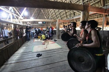 Ăn thịt dơi, uống rượu cần ở bản Konklor