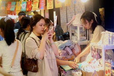 Giới trẻ mê mẩn “Chợ phiên chill phết” giữa lòng Sài Gòn