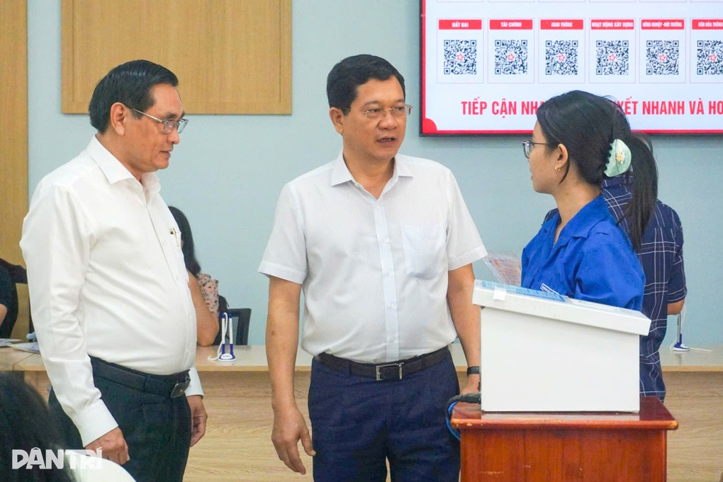 Cán bộ phường xử lý hơn 1.600 bộ hồ sơ, thủ tục trong 3 ngày - 2 Cán bộ phường xử lý hơn 1.600 bộ hồ sơ, thủ tục trong 3 ngày - 2