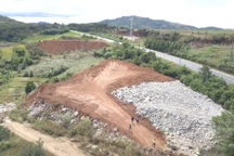 Lúng túng xử lý nghìn tấn đất đá đổ trái phép ven quốc lộ