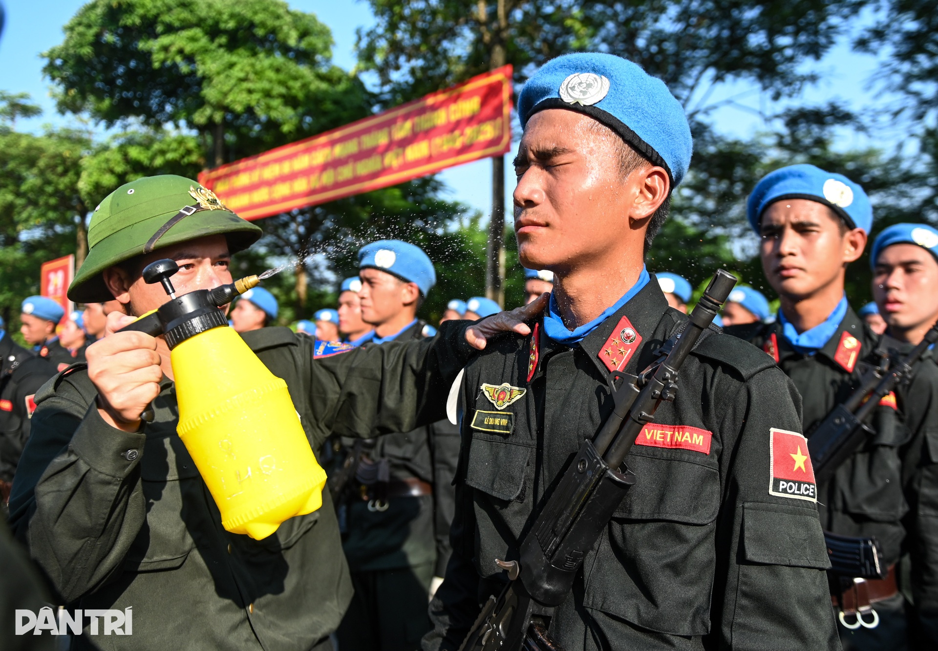Hợp luyện diễu binh Quốc khánh 2/9: Khi thử thách là cái nắng 40 độ C - 10 Hợp luyện diễu binh Quốc khánh 2/9: Khi thử thách là cái nắng 40 độ C - 10
