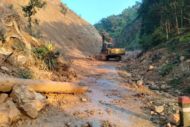 Quốc lộ có 3 điểm sạt lở vì mưa lũ đã thông tuyến sau 4 ngày ách tắc