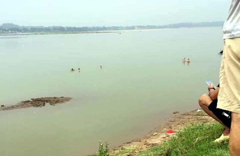 Hà Nội: Hai nữ sinh chết đuối thương tâm trên sông Đà - 2 Hà Nội: Hai nữ sinh chết đuối thương tâm trên sông Đà - 2