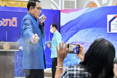 Thủ tướng Thái Lan xin lỗi vì xịt nước sát khuẩn vào phóng viên