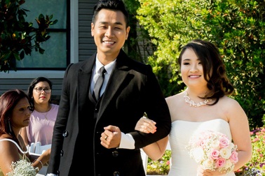 MC Nguyên Khang xúc động thay cha dắt tay em gái trong lễ cưới