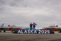 Khoảnh khắc 2 Tổng thống Nga - Mỹ ngắm tiêm kích bay qua ở Alaska