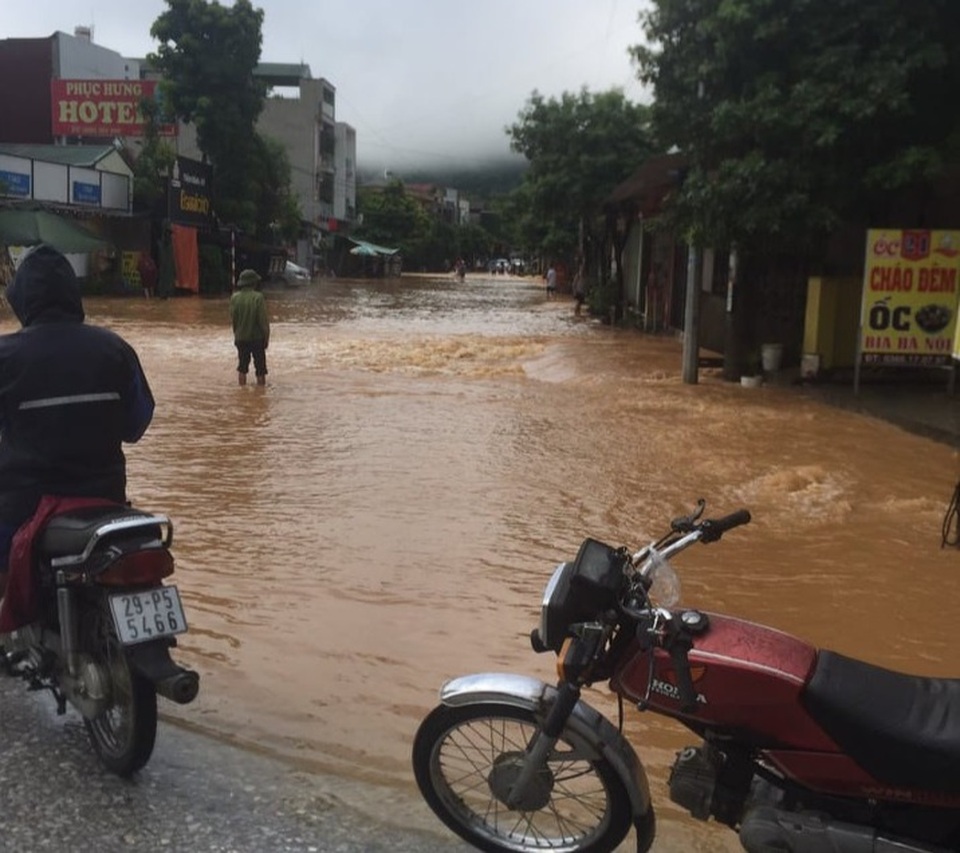 Yên Bái: Mưa lớn gây ngập nhiều nơi, nước cuồn cuộn chảy trên đường - 6 Yên Bái: Mưa lớn gây ngập nhiều nơi, nước cuồn cuộn chảy trên đường - 6