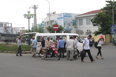 Vấn nạn xe ôm dọa taxi để “cướp” khách 