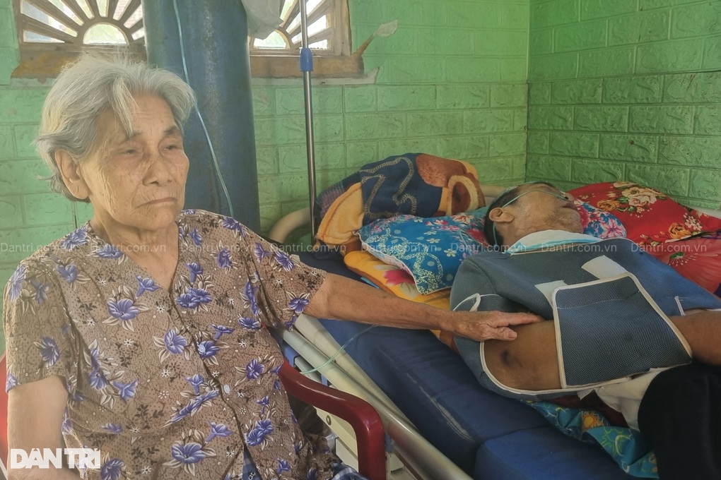Mắc ung thư, người đàn ông vẫn đau đáu nỗi lo về mẹ già, vợ, con bệnh tật - 4 Mắc ung thư, người đàn ông vẫn đau đáu nỗi lo về mẹ già, vợ, con bệnh tật - 4