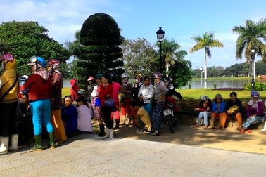 Tiểu thương lại "vây" ủy ban tỉnh phản đối chợ mới