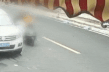 Tài xế mở cửa bất cẩn làm người khác ngã ra đường rồi bị ô tô chèn qua