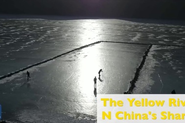 Ăn tiệc lẩu nóng trên... mặt sông đóng băng