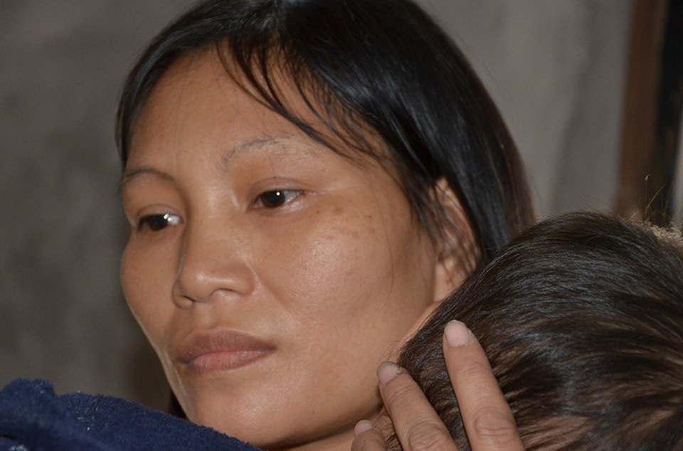Bà mẹ đơn thân ôm con trai không có hậu môn sống cơ cực trong đói nghèo - 3 Bà mẹ đơn thân ôm con trai không có hậu môn sống cơ cực trong đói nghèo - 3