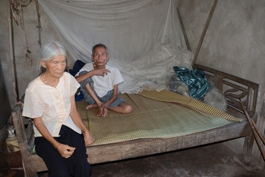 Bi đát vợ chồng ông bà lão gần 90 tuổi phải chăm 2 người con mắc tâm thần phân liệt