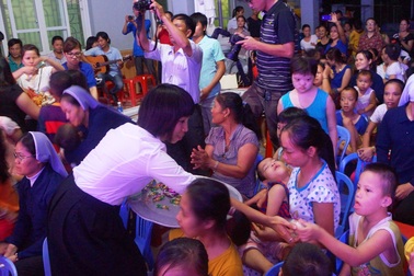 Rơi lệ khi nghe cậu bé không mắt hát bài “Đứa bé”