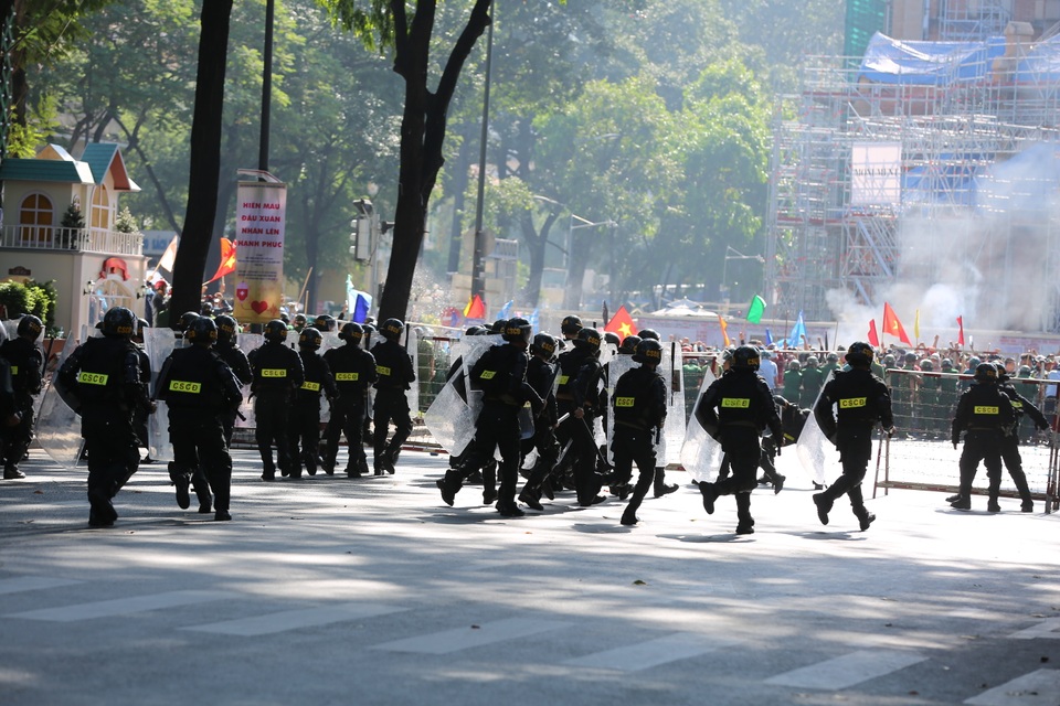 Xem diễn tập chống gây rối trật tự tại TPHCM - 6 Xem diễn tập chống gây rối trật tự tại TPHCM - 6