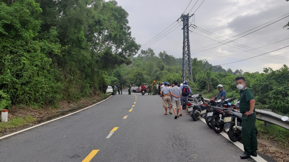 Phát hiện nam thanh niên tử vong trong tư thế treo cổ trên cành cây - 1 Phát hiện nam thanh niên tử vong trong tư thế treo cổ trên cành cây - 1