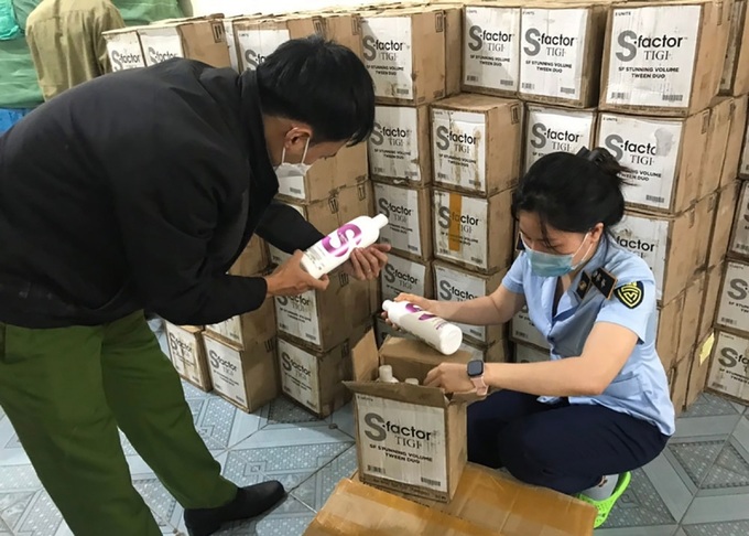 Lực lượng chức năng kiển tra lô mỹ phẩm không hóa đơn chứng từ (Ảnh: Cục Quản lý thị trường tỉnh Phú Yên cung cấp)