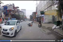 Xe taxi phóng nhanh vượt ẩu làm ngã xe máy, chạy ngược chiều thoát thân