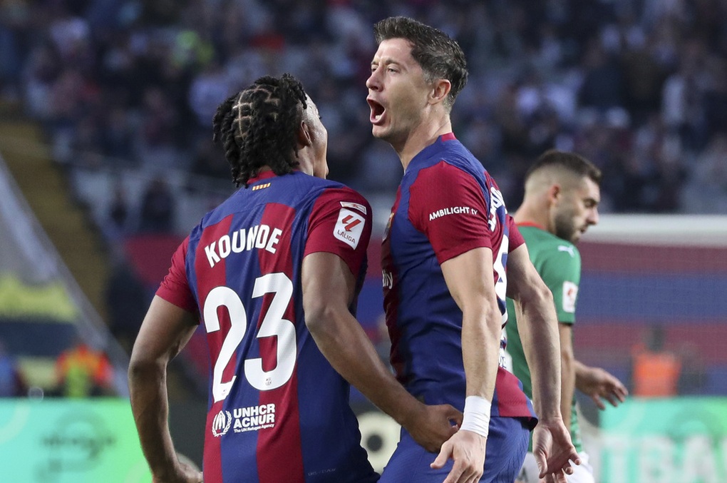Lewandowski lập cú đúp, Barcelona bám đuổi Real Madrid - 2 Lewandowski lập cú đúp, Barcelona bám đuổi Real Madrid - 2
