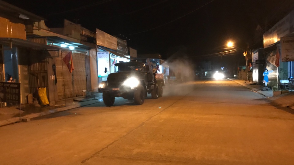 Tiểu đoàn Hóa học trắng đêm phun khử khuẩn vùng phong tỏa - 2 Tiểu đoàn Hóa học trắng đêm phun khử khuẩn vùng phong tỏa - 2