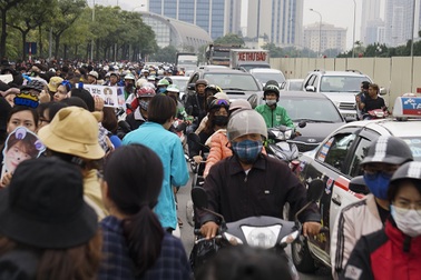 Hàng nghìn người đổ về sân vận động Mỹ Đình, giao thông ùn tắc kéo dài