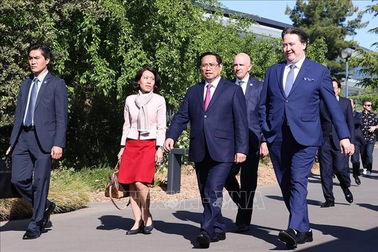 Thủ tướng "trải thảm đỏ" mời Apple đầu tư vào Việt Nam