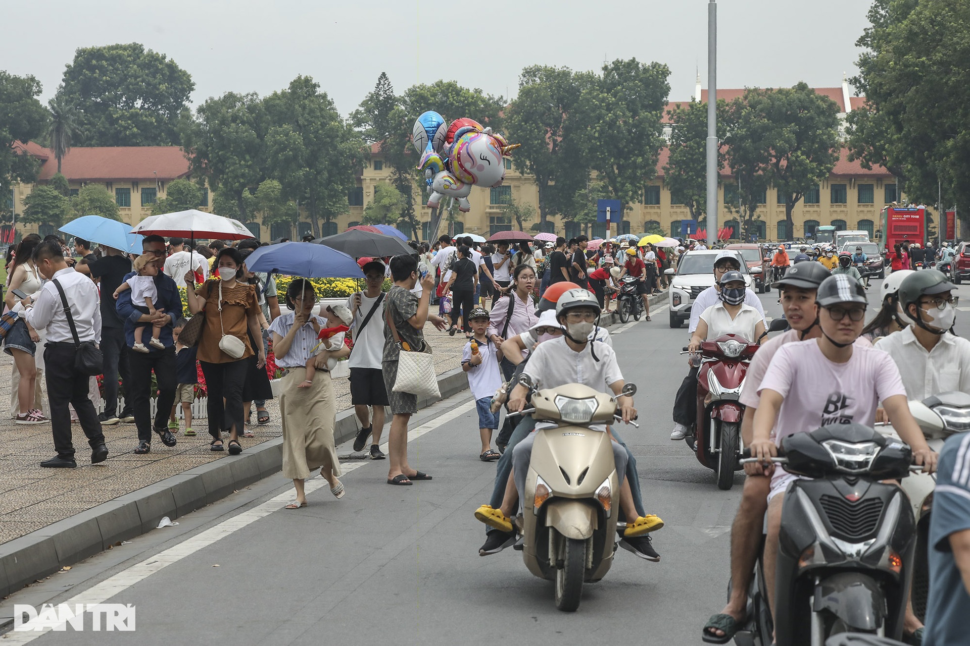 Đông đảo người dân đổ về Quảng trường Ba Đình lịch sử dịp lễ Quốc khánh - 7 Đông đảo người dân đổ về Quảng trường Ba Đình lịch sử dịp lễ Quốc khánh - 7