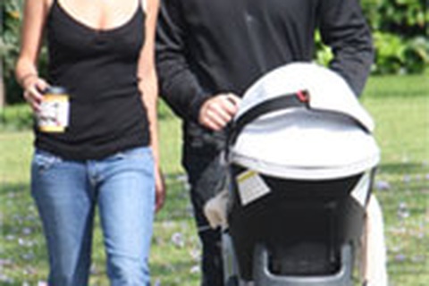 “Vợ chồng” Nicole đưa bé Harlow đi dạo 