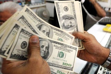 USD tăng vọt, vàng hạ nhiệt