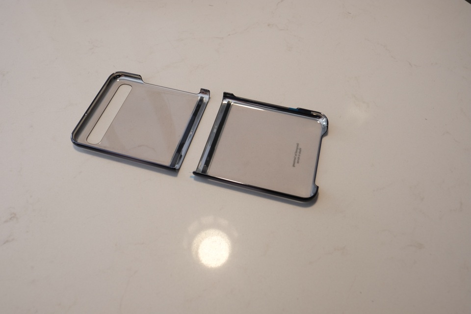 Cận cảnh smartphone màn hình gập Galaxy Z Flip - Nhỏ gọn và bóng bẩy - 5 Cận cảnh smartphone màn hình gập Galaxy Z Flip - Nhỏ gọn và bóng bẩy - 5
