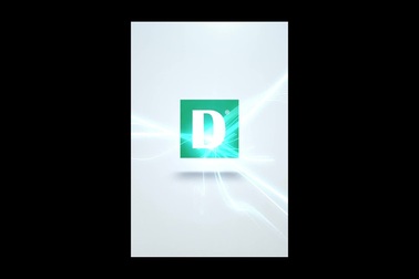 Nam thanh niên lái xe bằng hai chân, tay bấm điện thoại