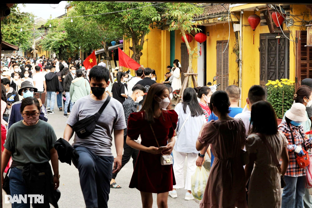 Hội An: Du khách khổ sở vì thời tiết nắng nóng - 10 Hội An: Du khách khổ sở vì thời tiết nắng nóng - 10