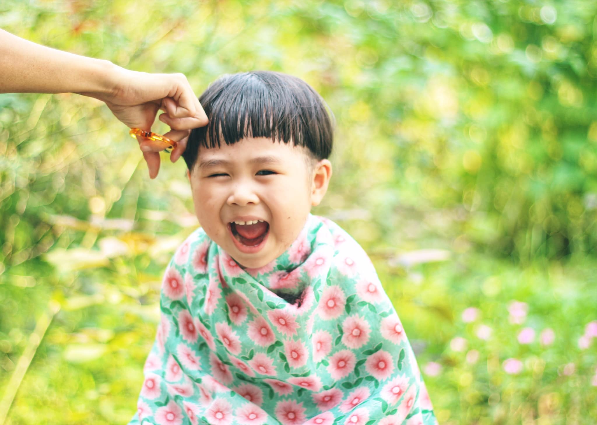 Biểu cảm cực đáng yêu của cô bé 3 tuổi cắt tóc bát úp - 1