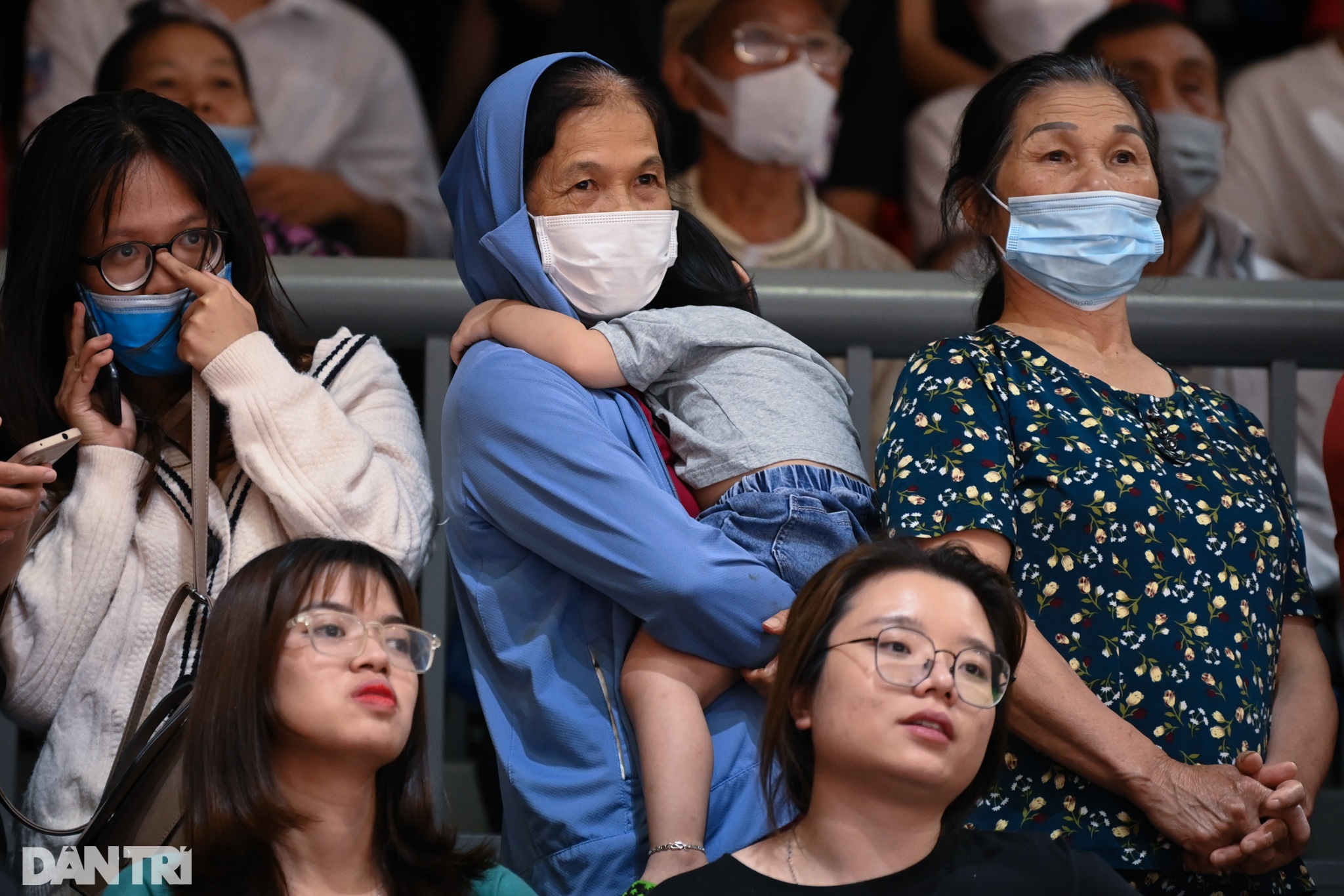 Người lớn tuổi, trẻ nhỏ cháy hết mình cổ vũ tại chảo lửa Thanh Trì - 10 Người lớn tuổi, trẻ nhỏ cháy hết mình cổ vũ tại chảo lửa Thanh Trì - 10
