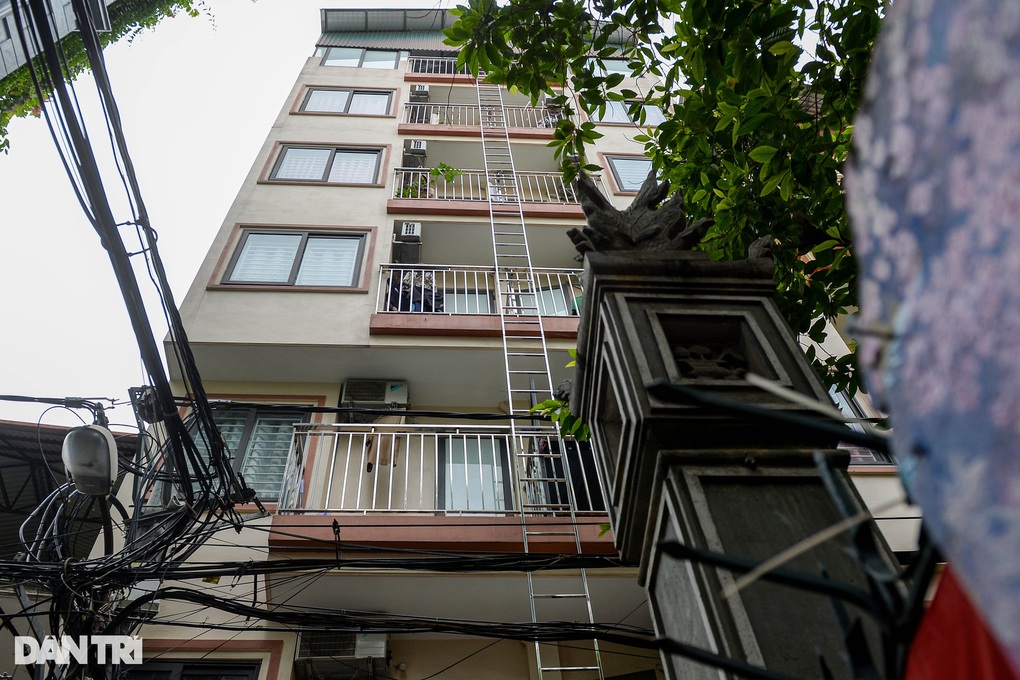 Từ việc lắp thang thoát hiểm chung cư mini: Lắp cho có, mang tính đối phó? - 1 Từ việc lắp thang thoát hiểm chung cư mini: Lắp cho có, mang tính đối phó? - 1