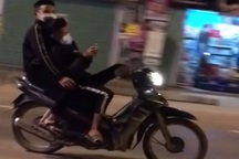 "Quái xế" ngang nhiên lái xe máy bằng chân, tay bấm điện thoại