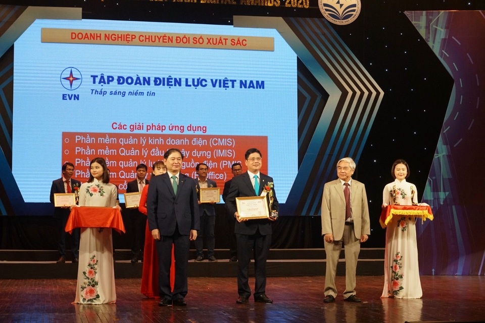 EVN được vinh danh doanh nghiệp chuyển đổi số xuất sắc Việt Nam năm 2020 - 1 EVN được vinh danh doanh nghiệp chuyển đổi số xuất sắc Việt Nam năm 2020 - 1