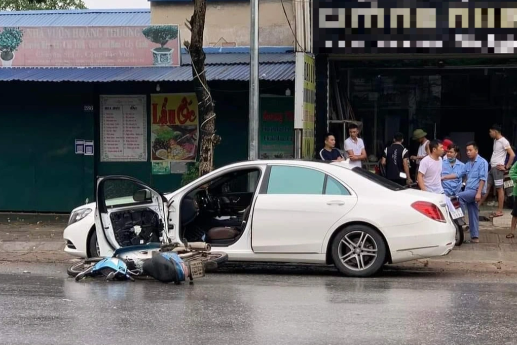 Tranh cãi tình huống xe máy đâm gãy cửa Mercedes-Benz S400 - 1 Tranh cãi tình huống xe máy đâm gãy cửa Mercedes-Benz S400 - 1