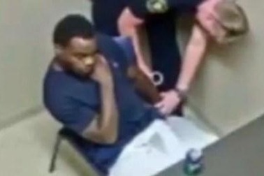 Đang thẩm vấn, nghi phạm giết người cướp súng cảnh sát