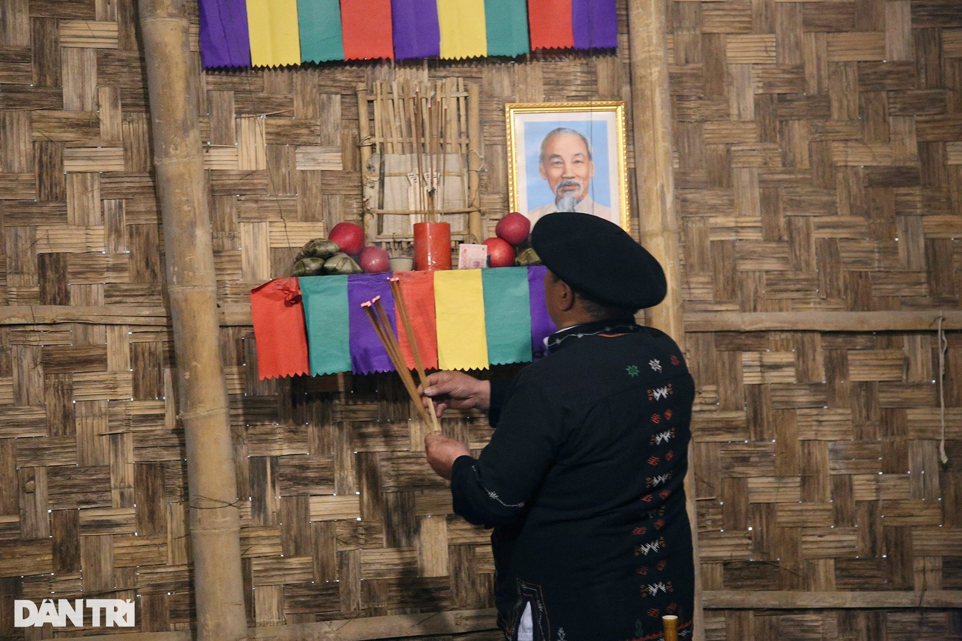Tại Hà Nội xem tận mắt tục cúng tổ tiên của người Lô Lô ở Mèo Vạc - 2 Tại Hà Nội xem tận mắt tục cúng tổ tiên của người Lô Lô ở Mèo Vạc - 2
