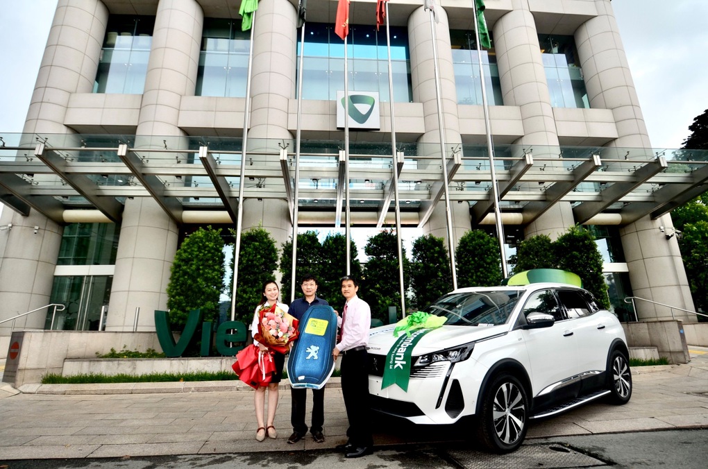 Các giải thưởng giá trị đã trao cho chủ thẻ quốc tế Vietcombank - 1