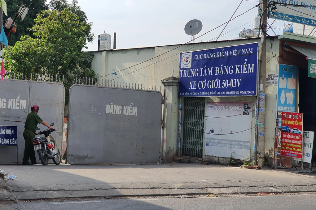 Công an khám xét Trung tâm đăng kiểm 50-03V ở TPHCM - 1 Công an khám xét Trung tâm đăng kiểm 50-03V ở TPHCM - 1