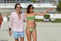 "Sao" truyền hình giàu có Duncan đón giáng sinh ở biển cùng vợ kém 31 tuổi