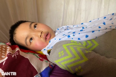 Cô bé 7 tuổi chỉ còn đủ sức mấp máy miệng cầu xin được cứu sống