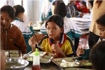 Đóng băng tài khoản Nuôi em, hàng nghìn học sinh sẽ ra sao?