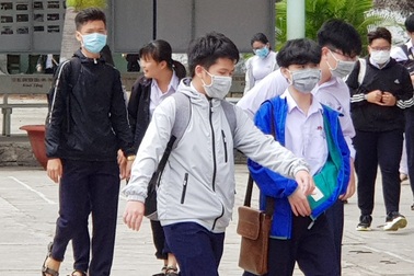 Hàng nghìn học sinh vắng học trong ngày đầu quay lại trường