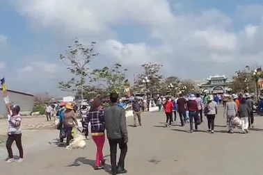 Chen chân cúng Phật Bà ngày Rằm tháng Giêng ở Bạc Liêu.